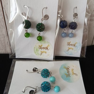 Náušnice se štrasovou kuličkou a minerálem, barevné variace dle potřeby