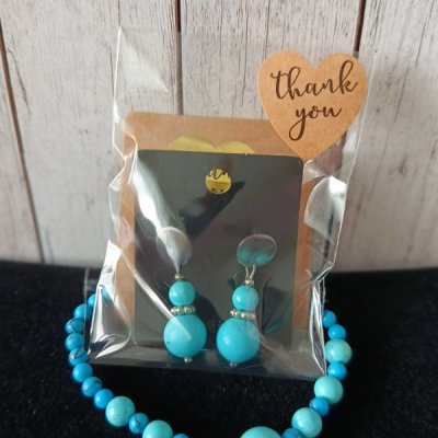 Modrý set 02 – náušnice puzeta a náramek z tyrkenitu (vel. korálku 3–4 mm)